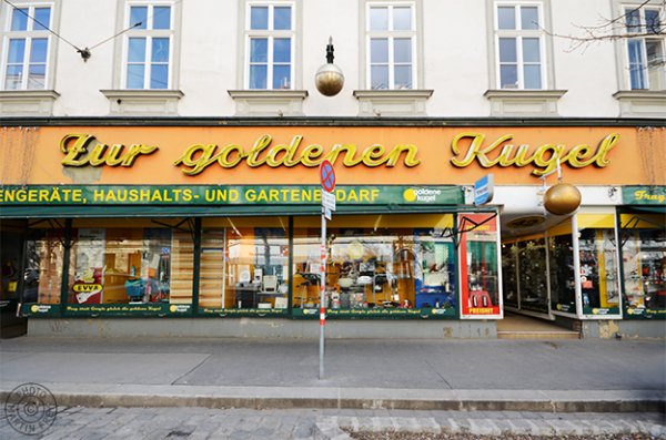 Zur goldenen Kugel Geschäfte mit Geschichte Waren aller Art in Wien